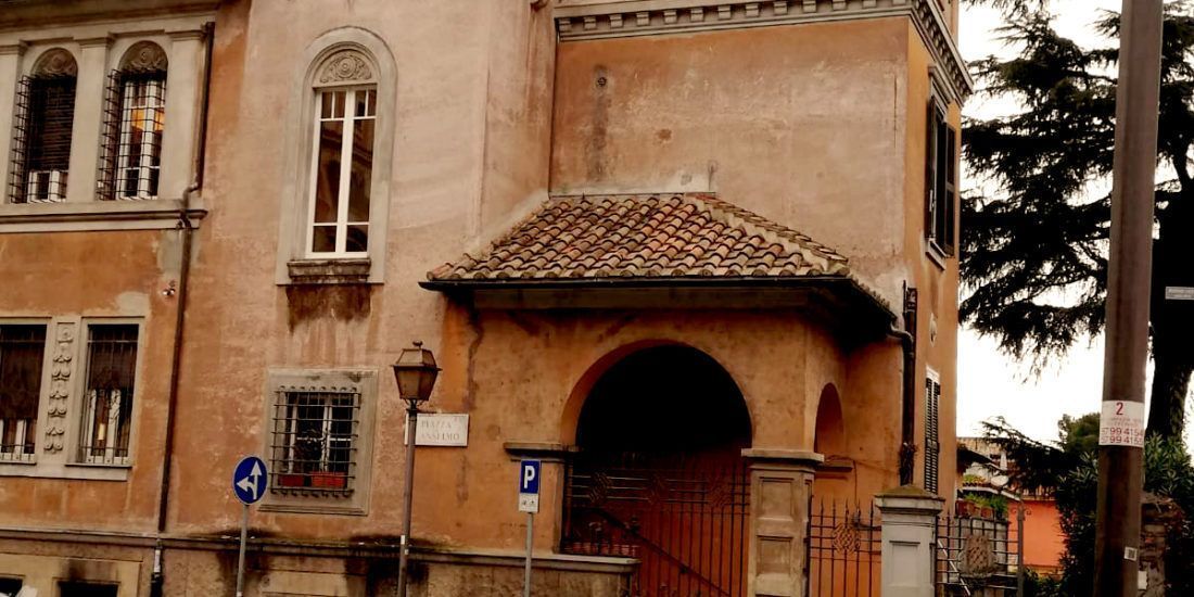 Finestra restaurata nel centro storico di Roma.