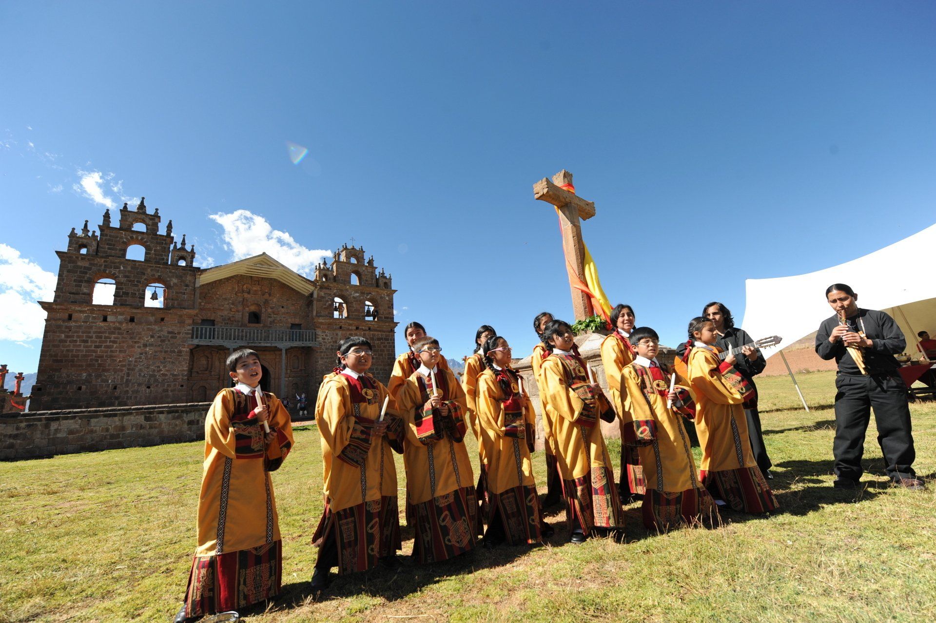 Tiobamba Welcomes: Chorus from the Local School