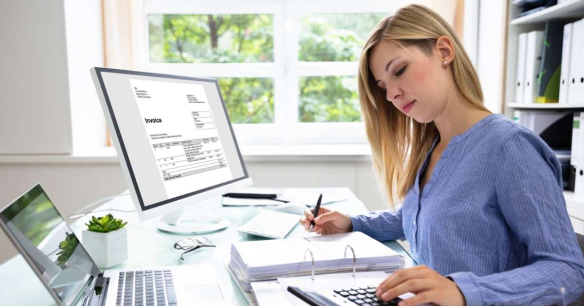 mujer trabajando en computadora