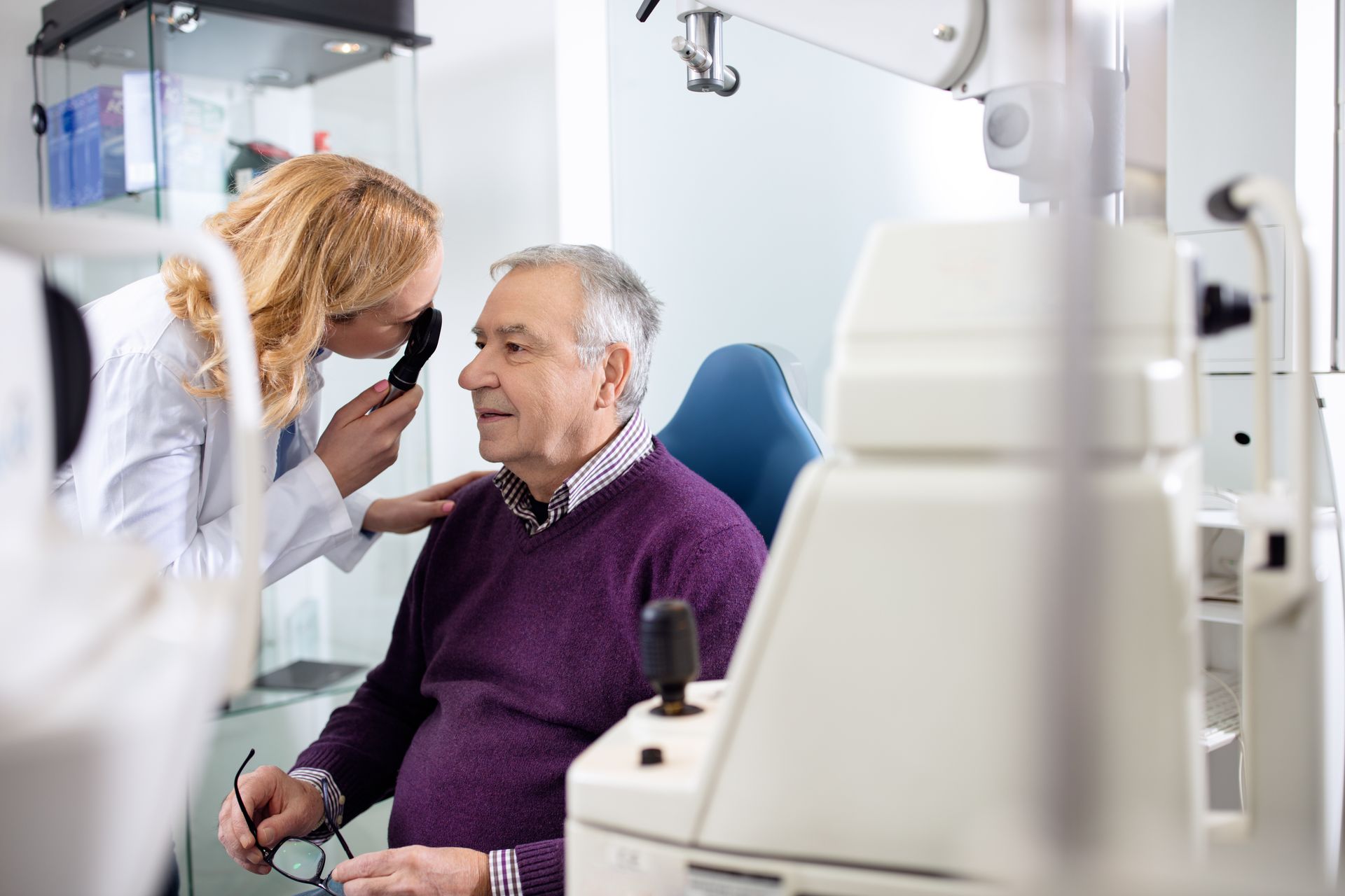 Female ophthalmologist determines diopter. Female ophthalmologist determines diopter.