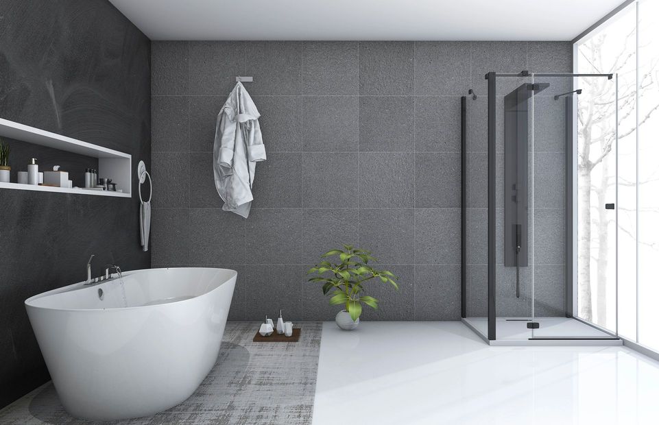 Vasca da bagno verde in un bagno moderno con pareti, finestre e piante rosse.