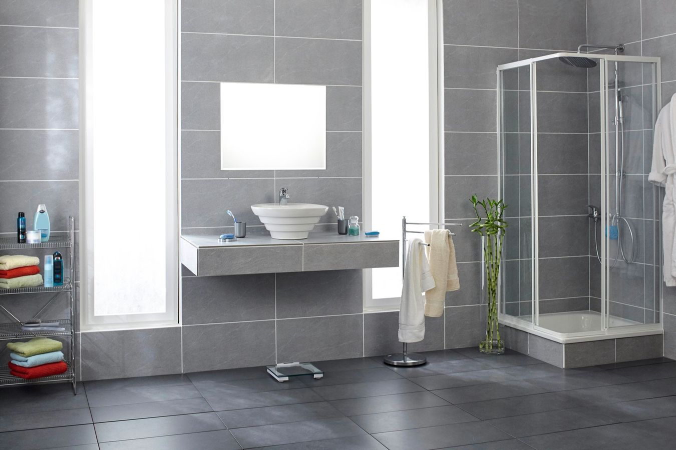 Bagno moderno con vasca marrone, pareti grigie e soffitto in legno.