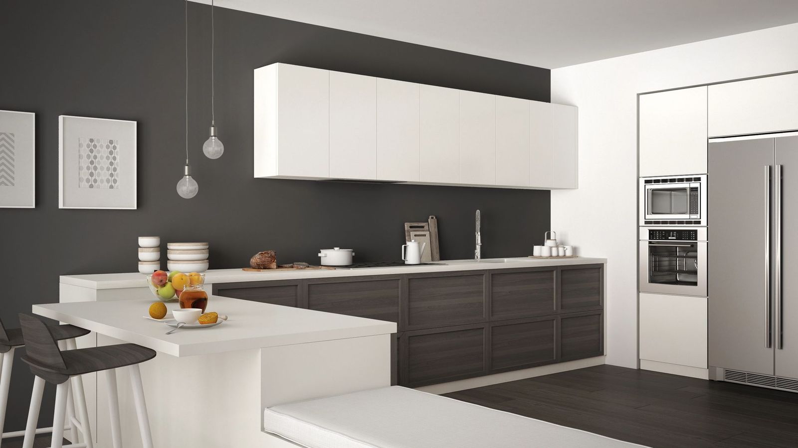 Cucina moderna con mobili neri e in legno, isola con sgabelli da bar e una grande finestra.