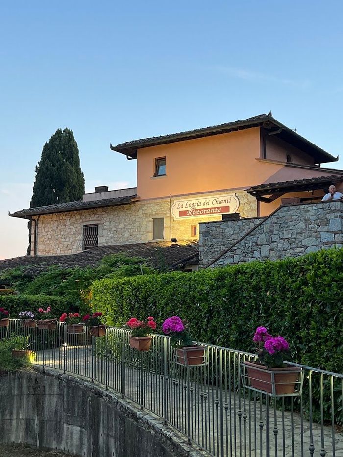 Tavolo apparecchiato con vista sulle colline del Chianti.