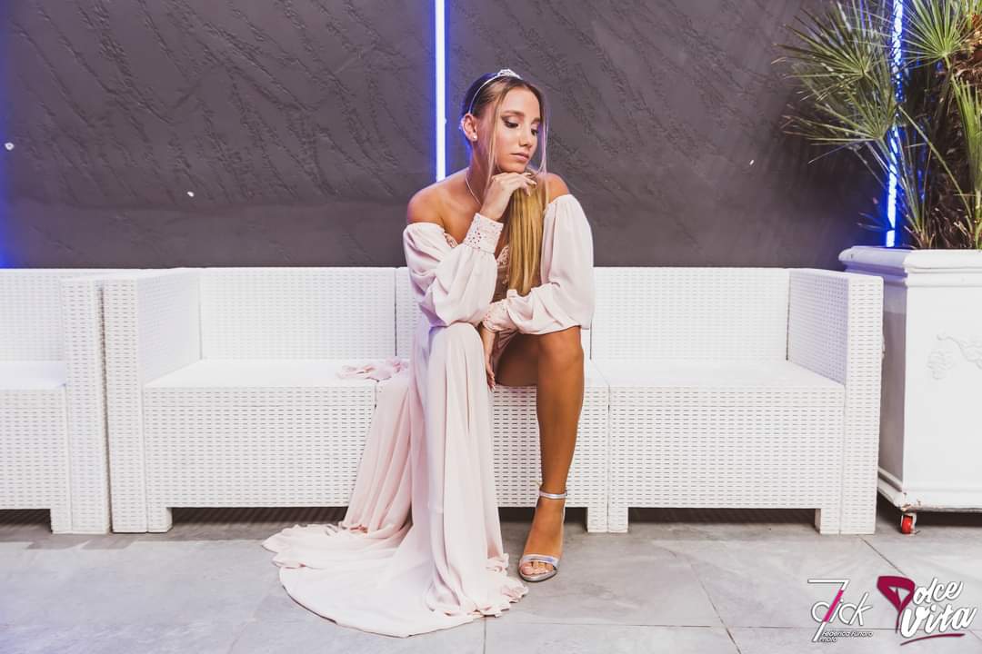 ragazza seduta