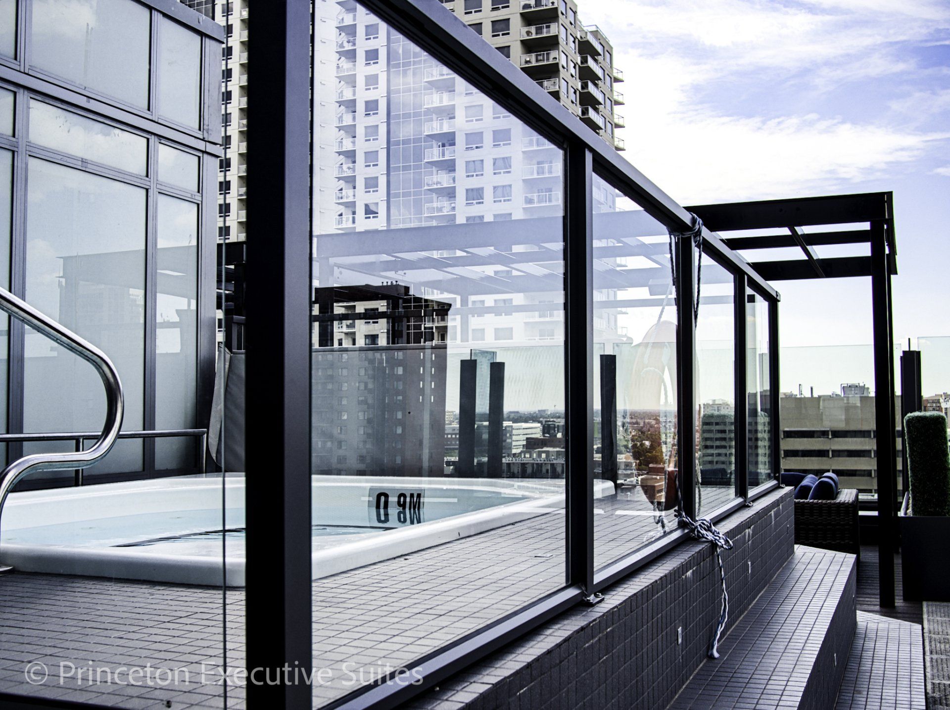 Roof top hot tub with guard railing