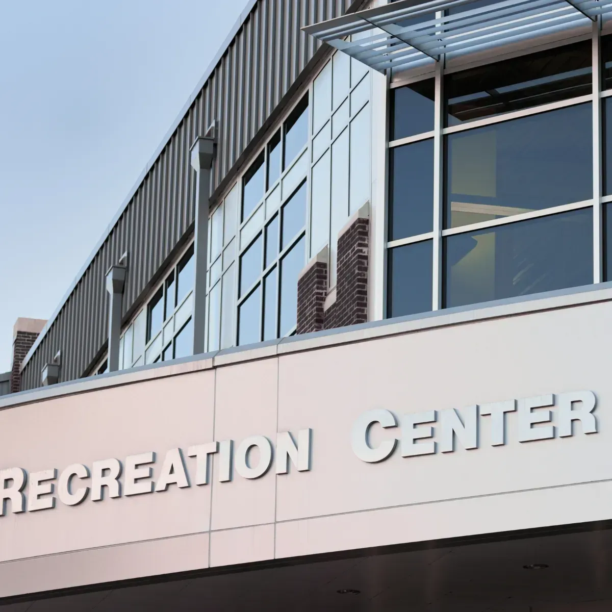 A large building with a sign that says recreation center
