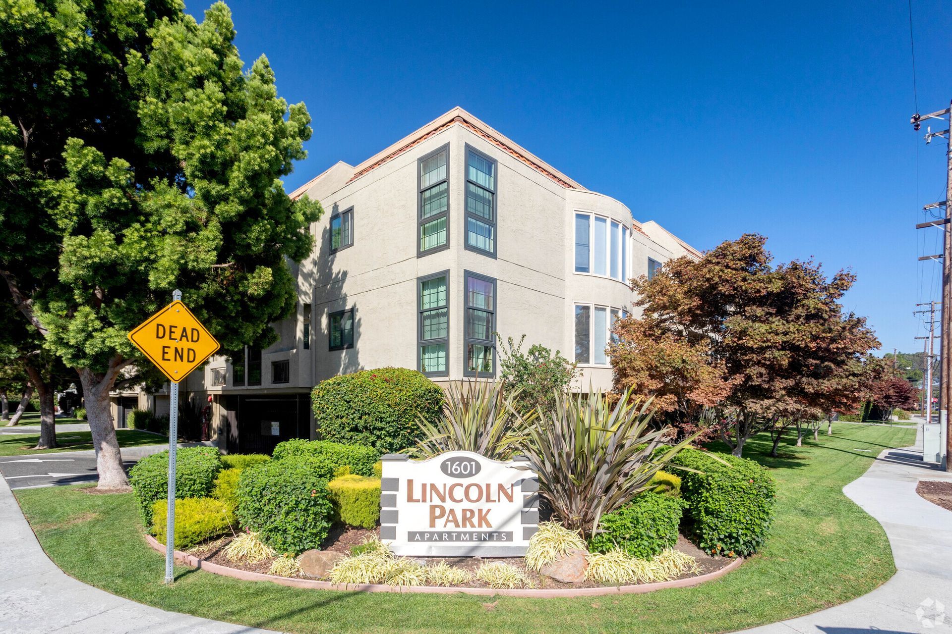 A large building with a sign in front of it that says lincoln park.