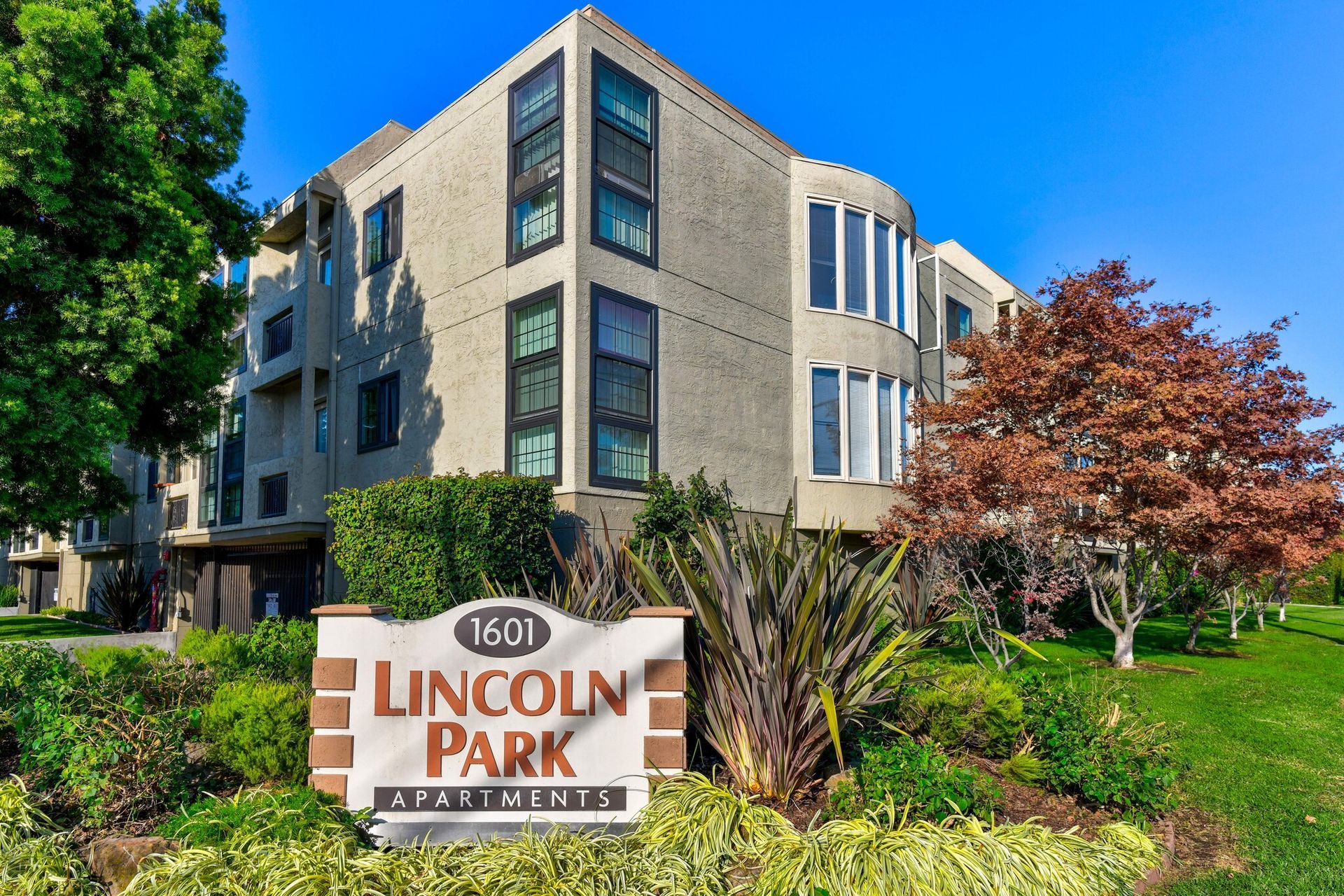 A large building with a sign that says lincoln park