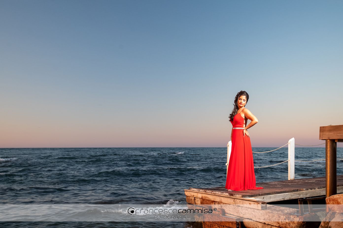 ragazza vicino al mare