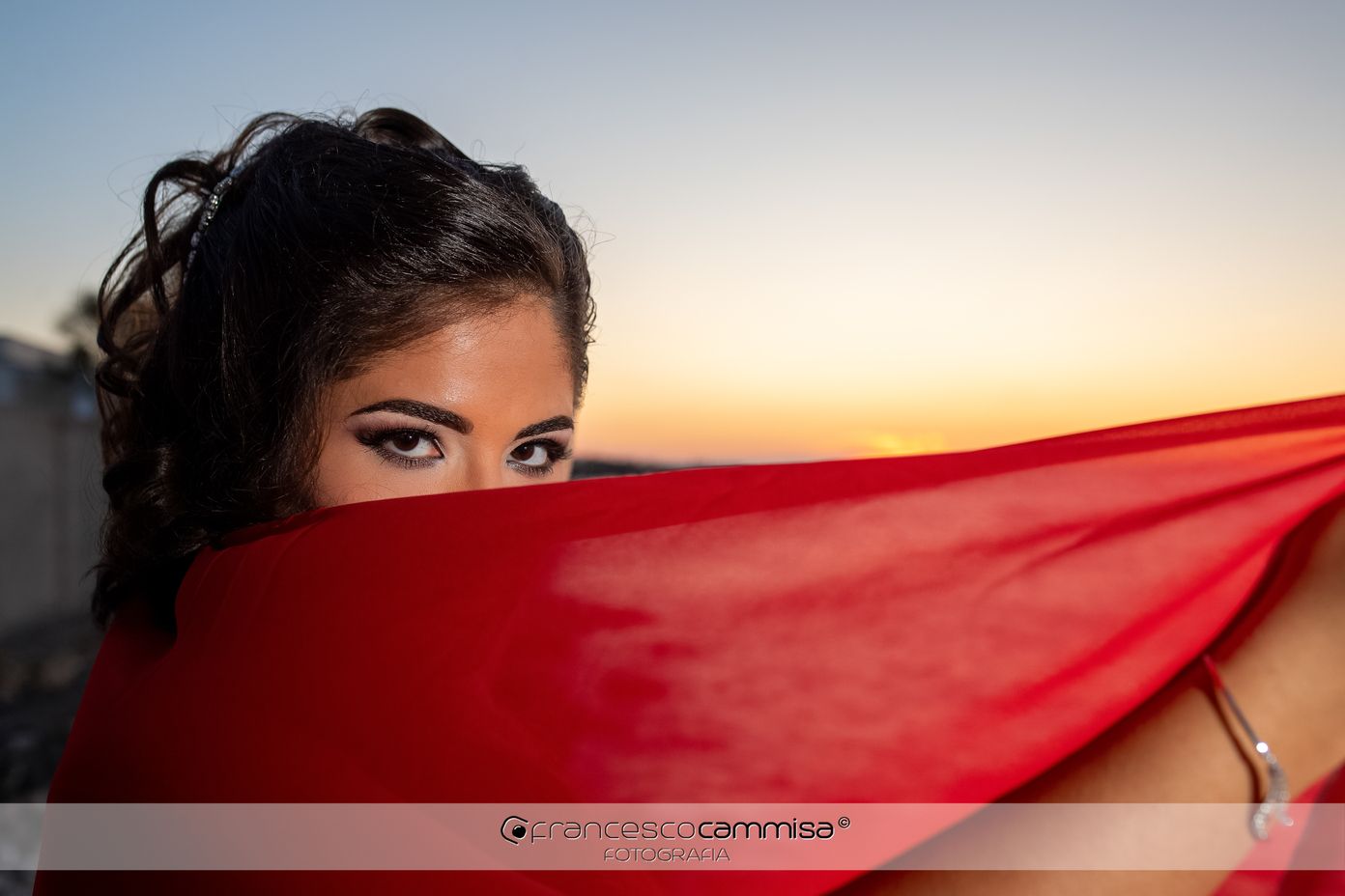 ragazza con velo rosso