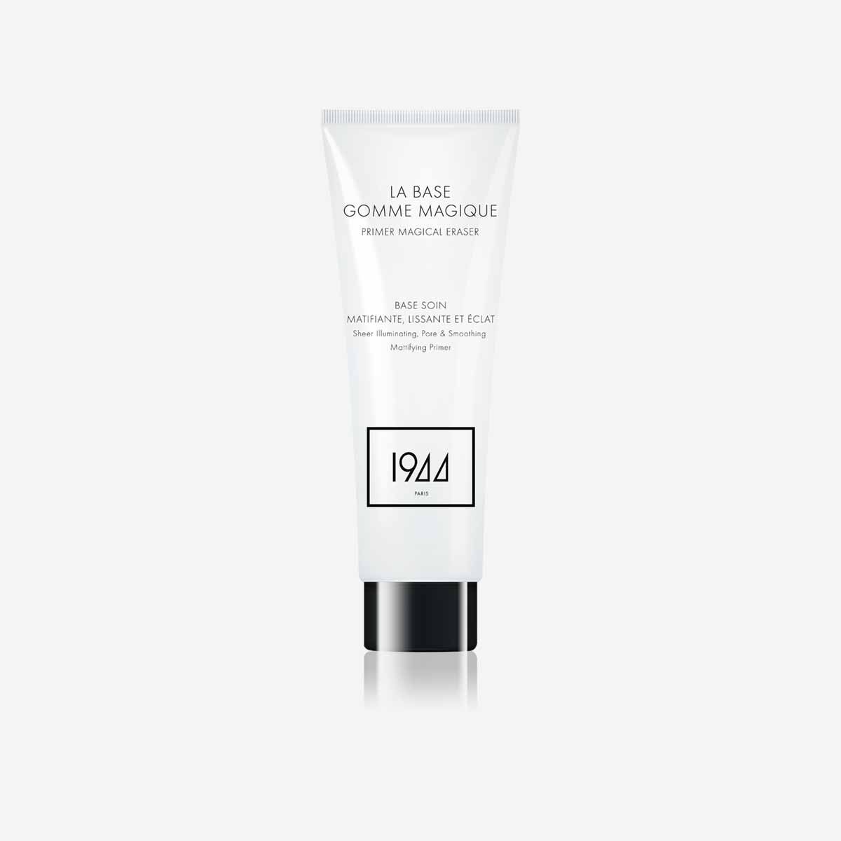 Un tube de lotion blanc avec un bouchon noir sur fond blanc.