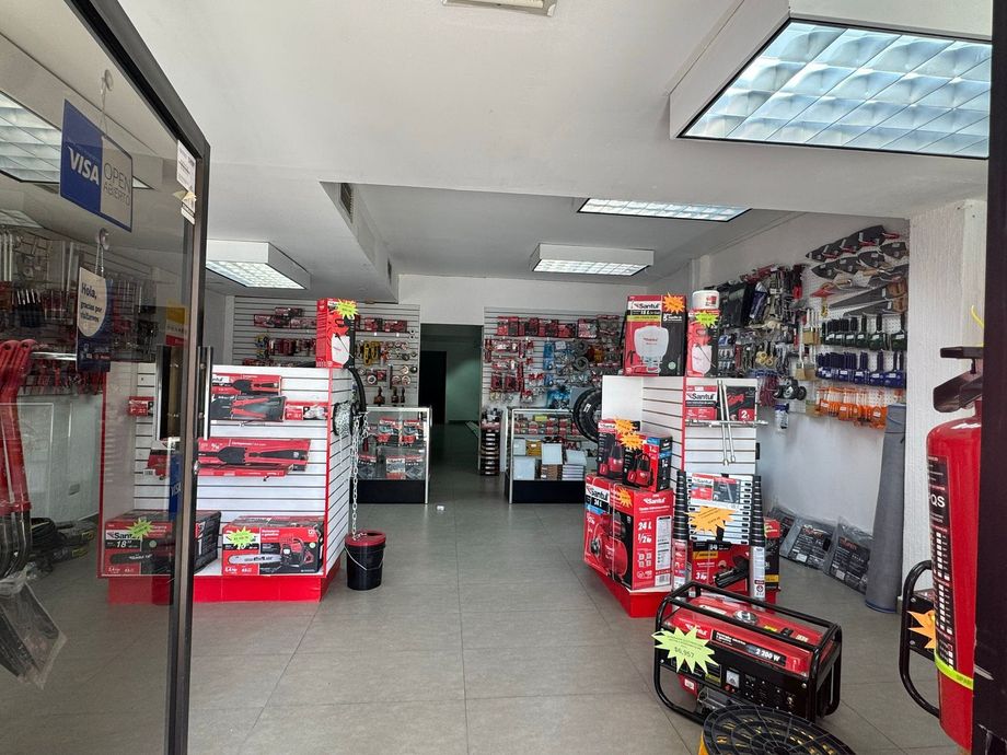 Equipo de Ferre Unión 3H atendiendo en una ferretería moderna de La Paz, BCS