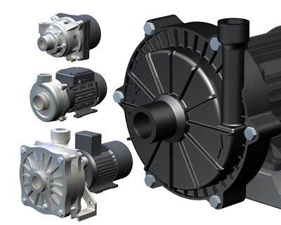 Mehrere Wasserpumpen in verschiedenen Größen und Materialien, darunter schwarze und silberne.