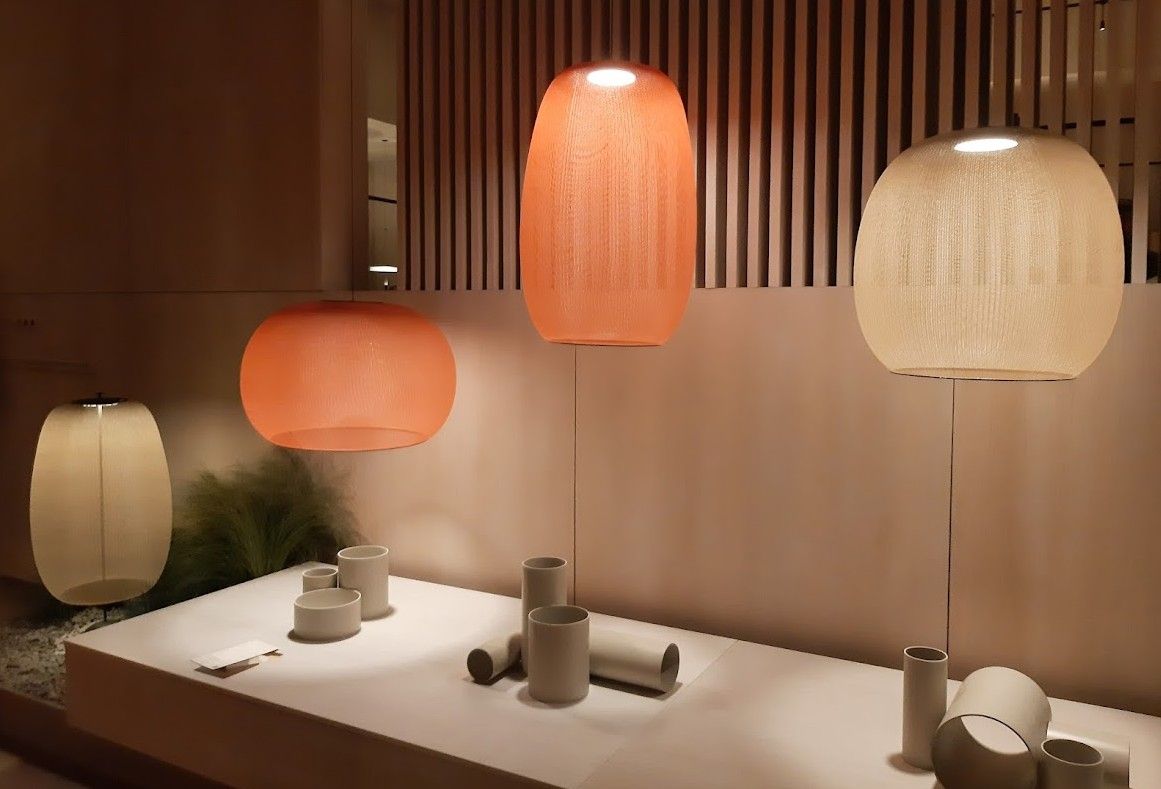 Tendências e inovações: o guia completo da Semana de Design de Milão 2025 O Salone del Mobile, realizado na Rho Fiera Milano, é a grande vitrine para as tendências do design de interiores. Em sua edição de 2025, o evento se concentra em três grandes pilares:
Sustentabilidade: soluções inovadoras em design ecológico, com o uso de materiais recicláveis, processos de fabricação com baixo impacto ambiental e mobiliário modular de longa duração.
Digitalização: o papel da inteligência artificial e da automação na personalização de espaços, explorando a integração entre móveis e tecnologia.
Design para o bem-estar: um olhar sobre como a ambientação dos espaços pode influenciar a qualidade de vida, priorizando conforto, iluminação e ergonomia.