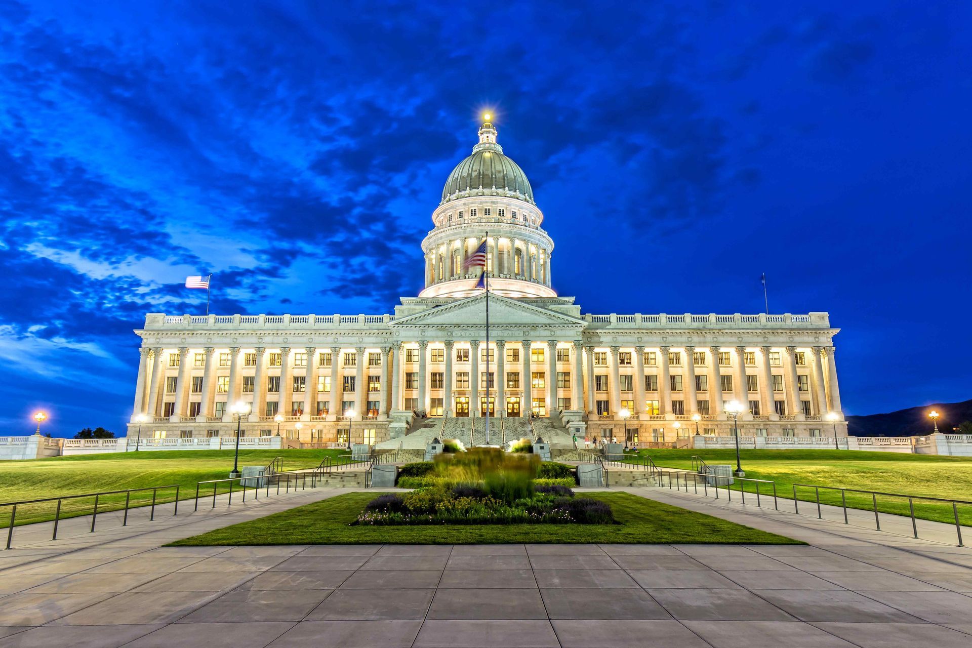 The capitol building in salt lake city is lit up at night.