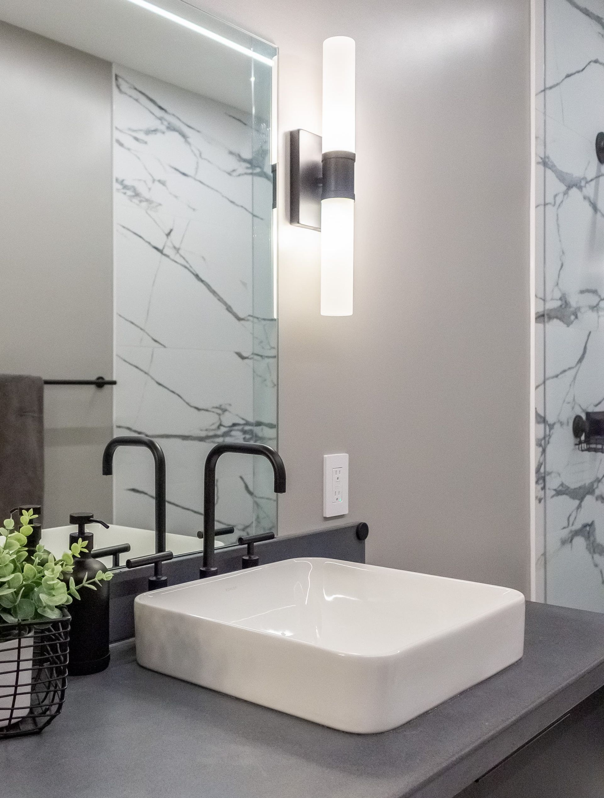 A bathroom with a sink and a mirror