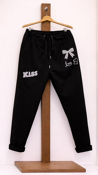 Pantalones deportivos negros con la palabra 