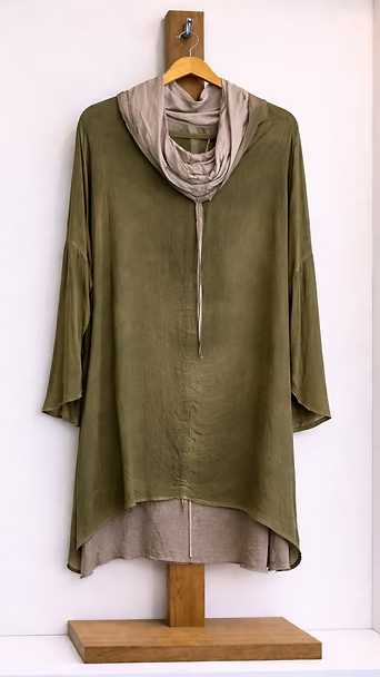 Vestido túnica verde oliva con cuello drapeado sobre una percha de madera.