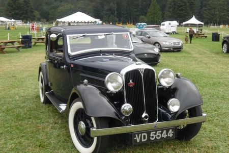 a black car with a license plate that says vd5544