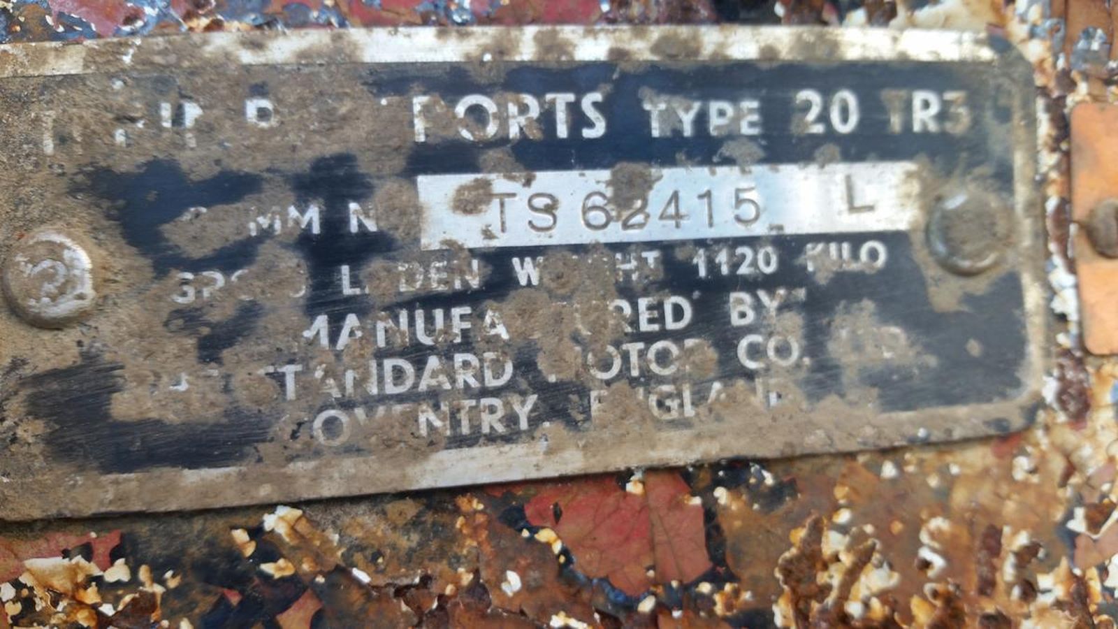 A close up of a metal plaque that says ' forts type 20 tr3 ' on it