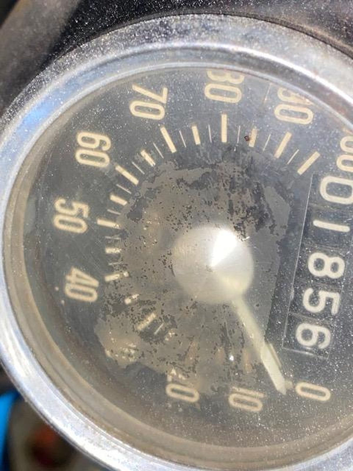A close up of a speedometer with the number 860 on it