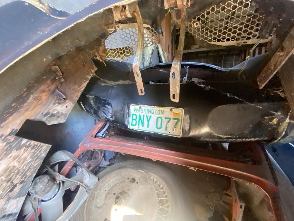 A car with a license plate that says bny 077