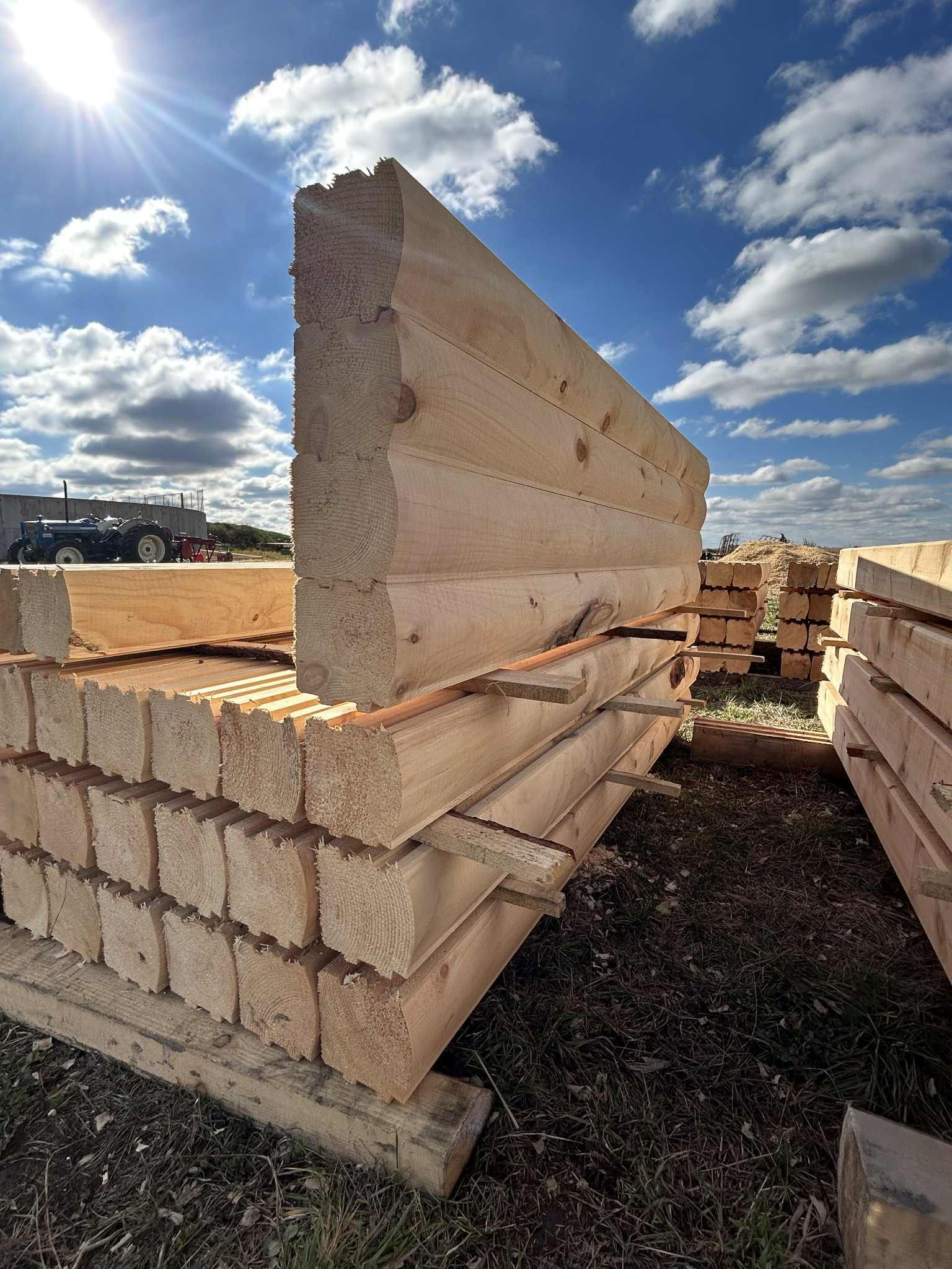 Pile de blocs de construction en bois sous un ciel ensoleillé.