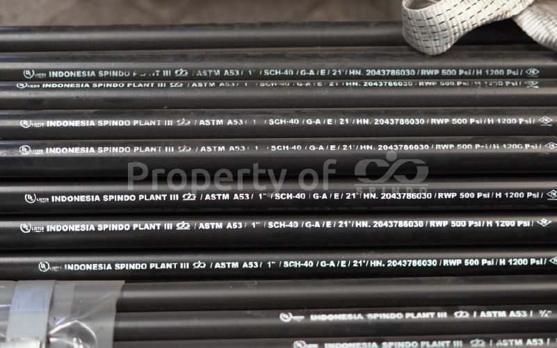 SPINDO steel pipes with markings that indicate the product identity, standard, and specifications.
