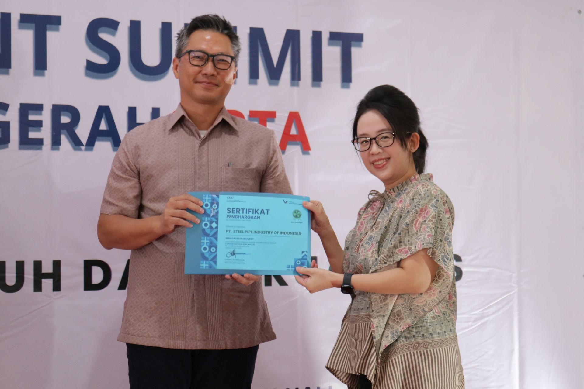 Receiving the “Best Delivery” Award