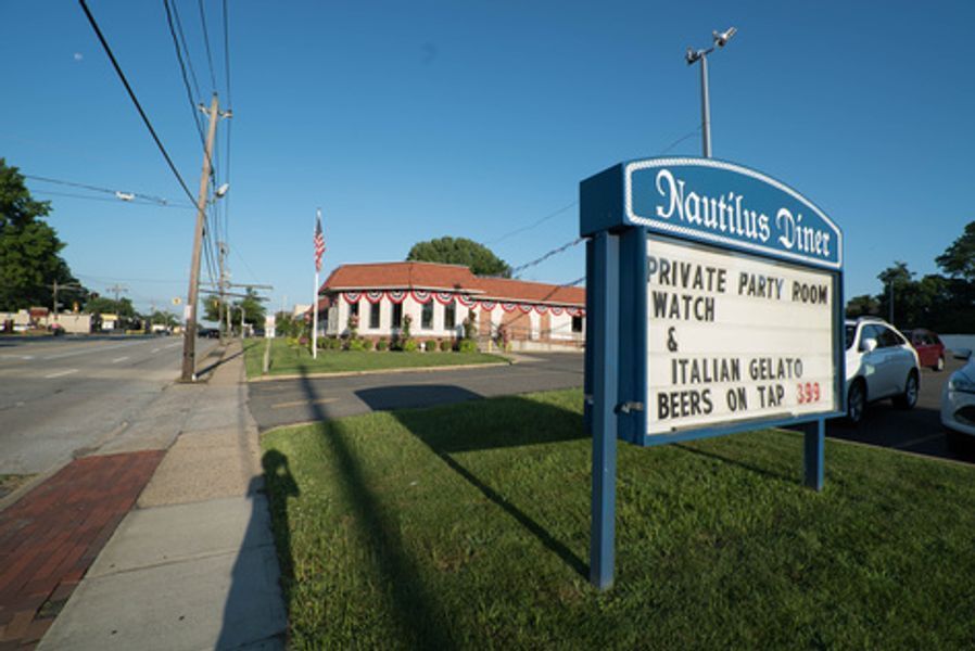 A sign that says nautilus diner on it