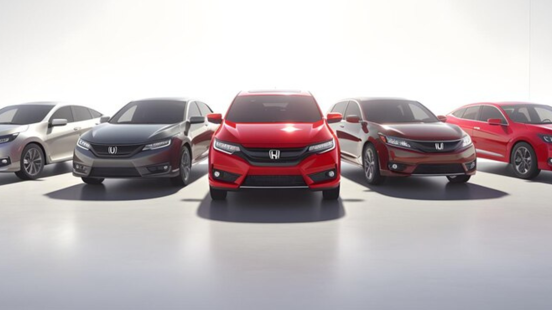 Uma fila de cinco carros Honda, incluindo modelos vermelhos, escuros e brancos, estacionados em um fundo branco.