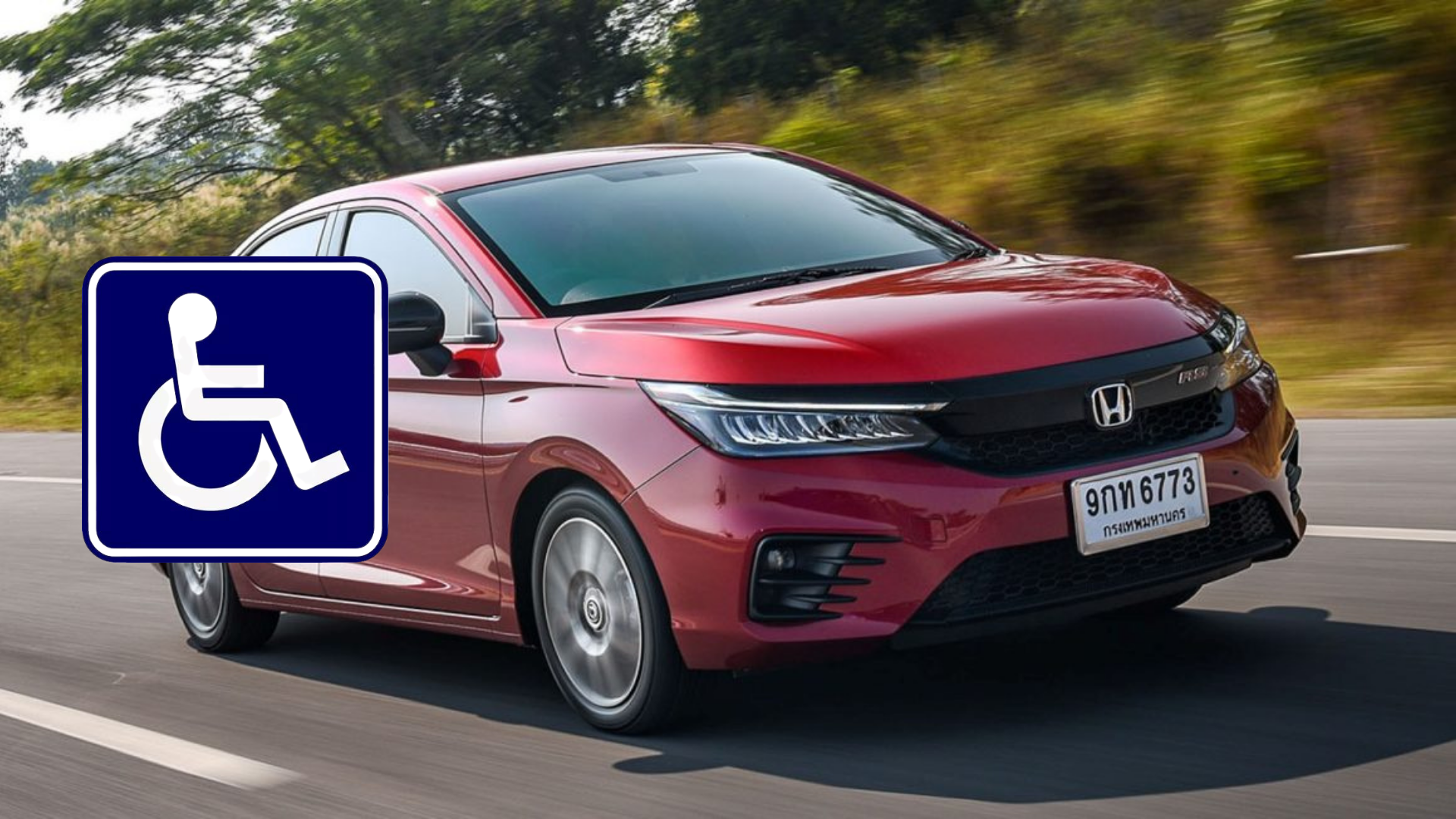 Um sedã Honda vermelho trafegando em uma rodovia, com um símbolo de acessibilidade azul e branco sobreposto, destinado a pessoas com deficiência.