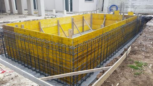 Una grande stanza con soffitto a volta e finestre ad arco.
