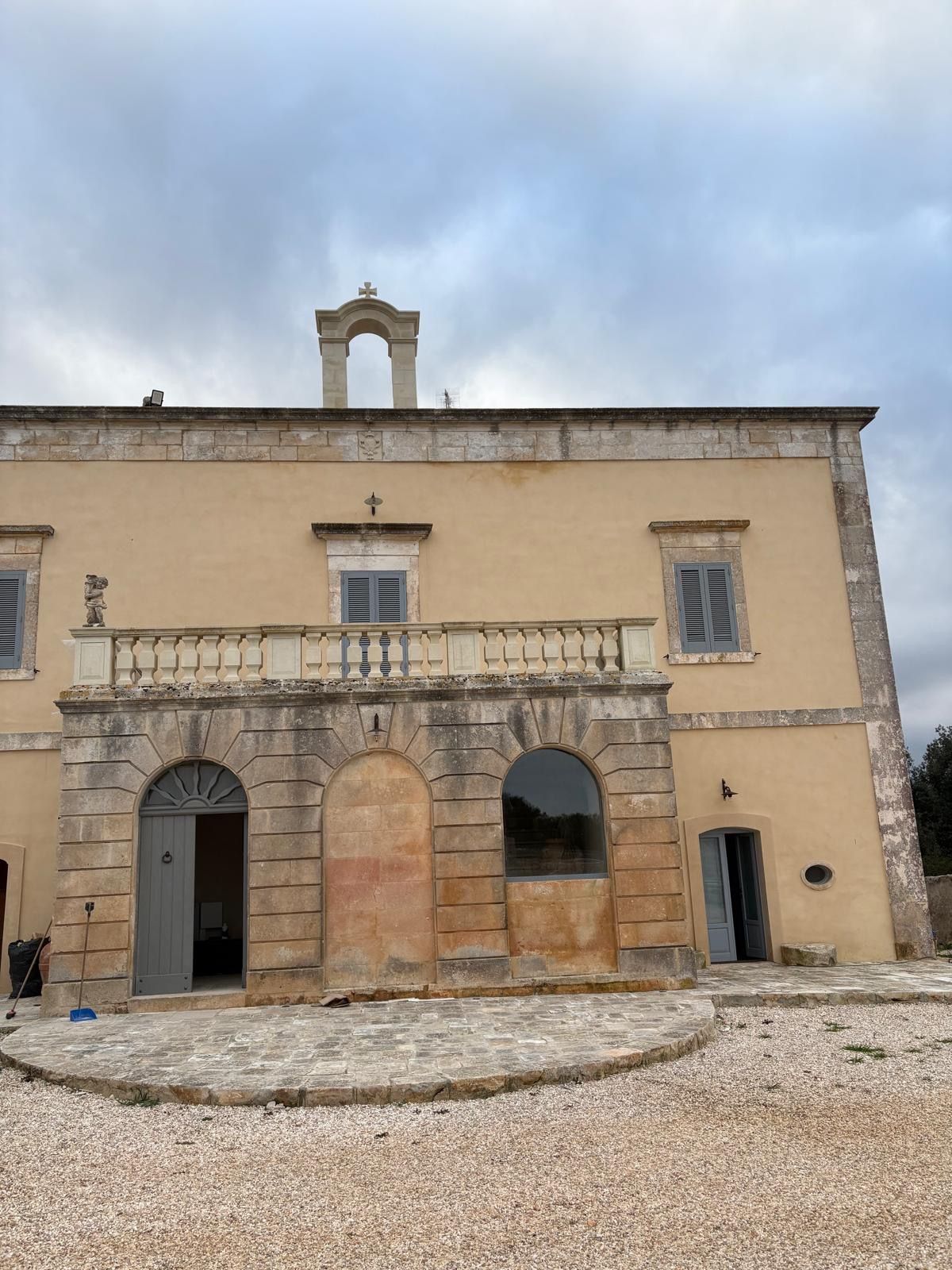 Una finestra rotonda su un muro di mattoni con un disegno celtico