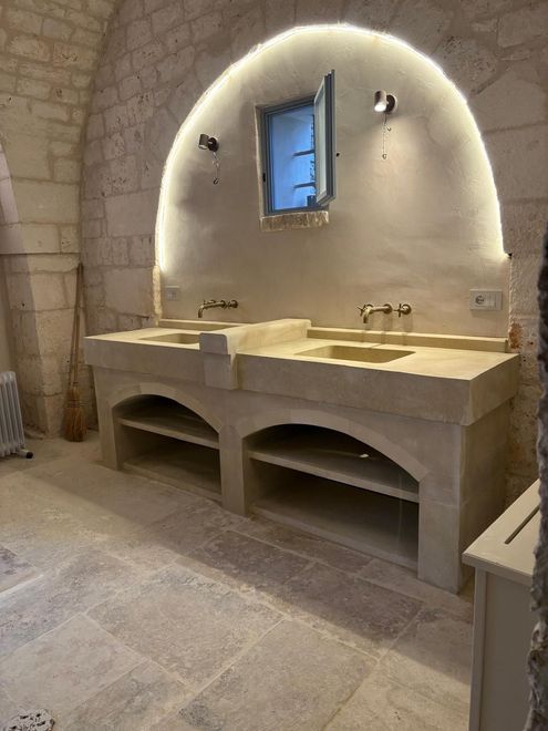 Un bagno con due lavandini e una finestra.
