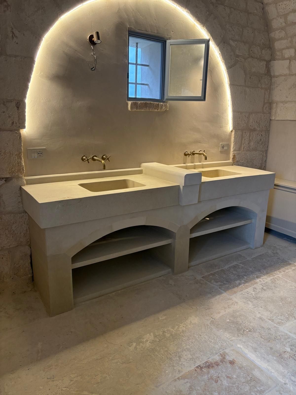 Un bagno con due lavandini e uno specchio.