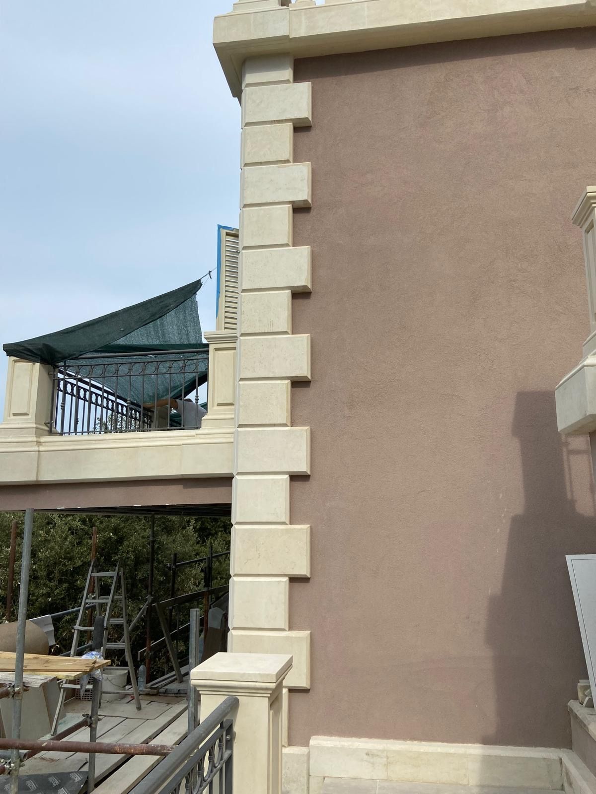 Si sta costruendo un edificio con un balcone in cima.