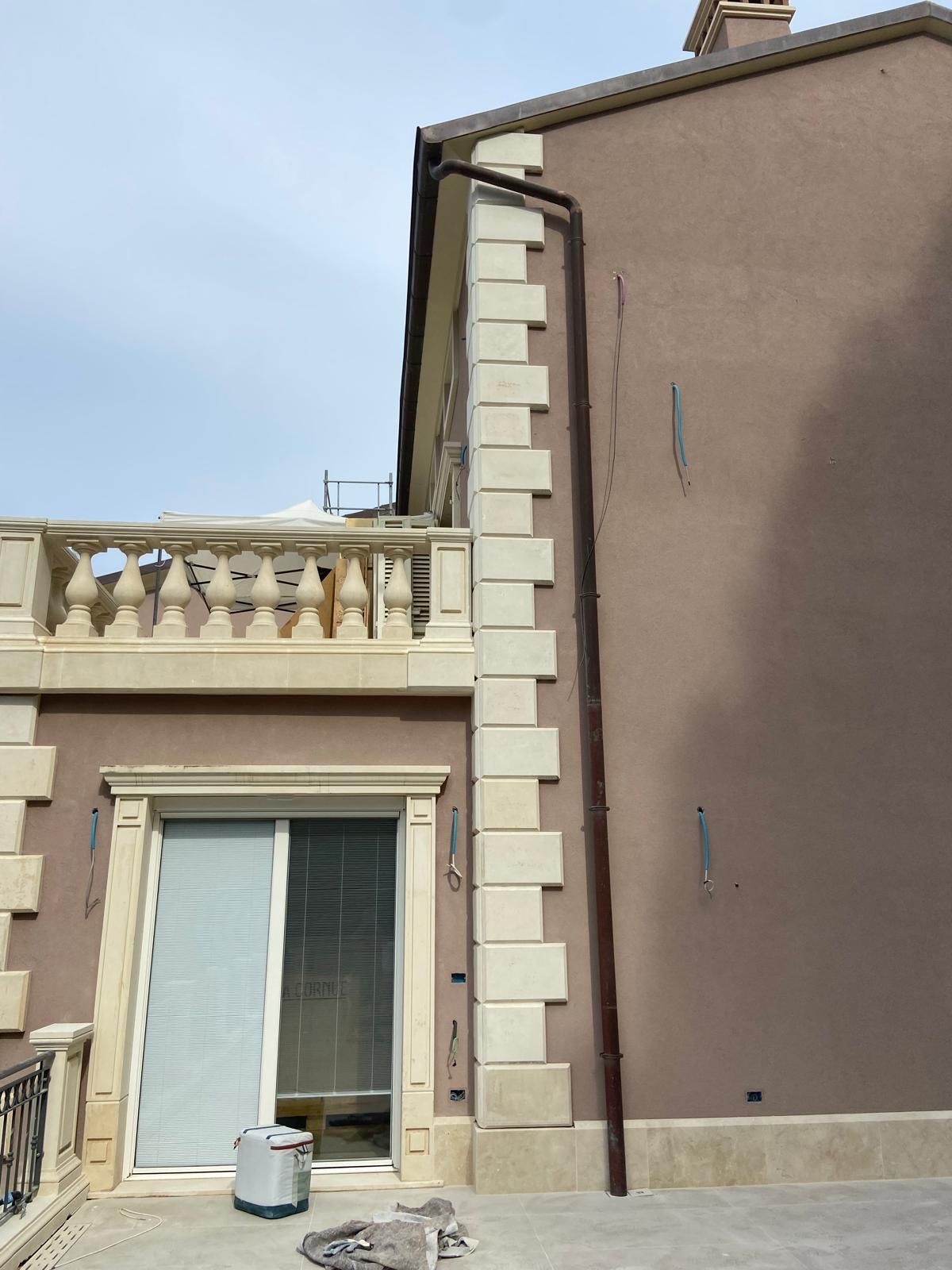Un edificio con un balcone e un tubo di scarico sul lato