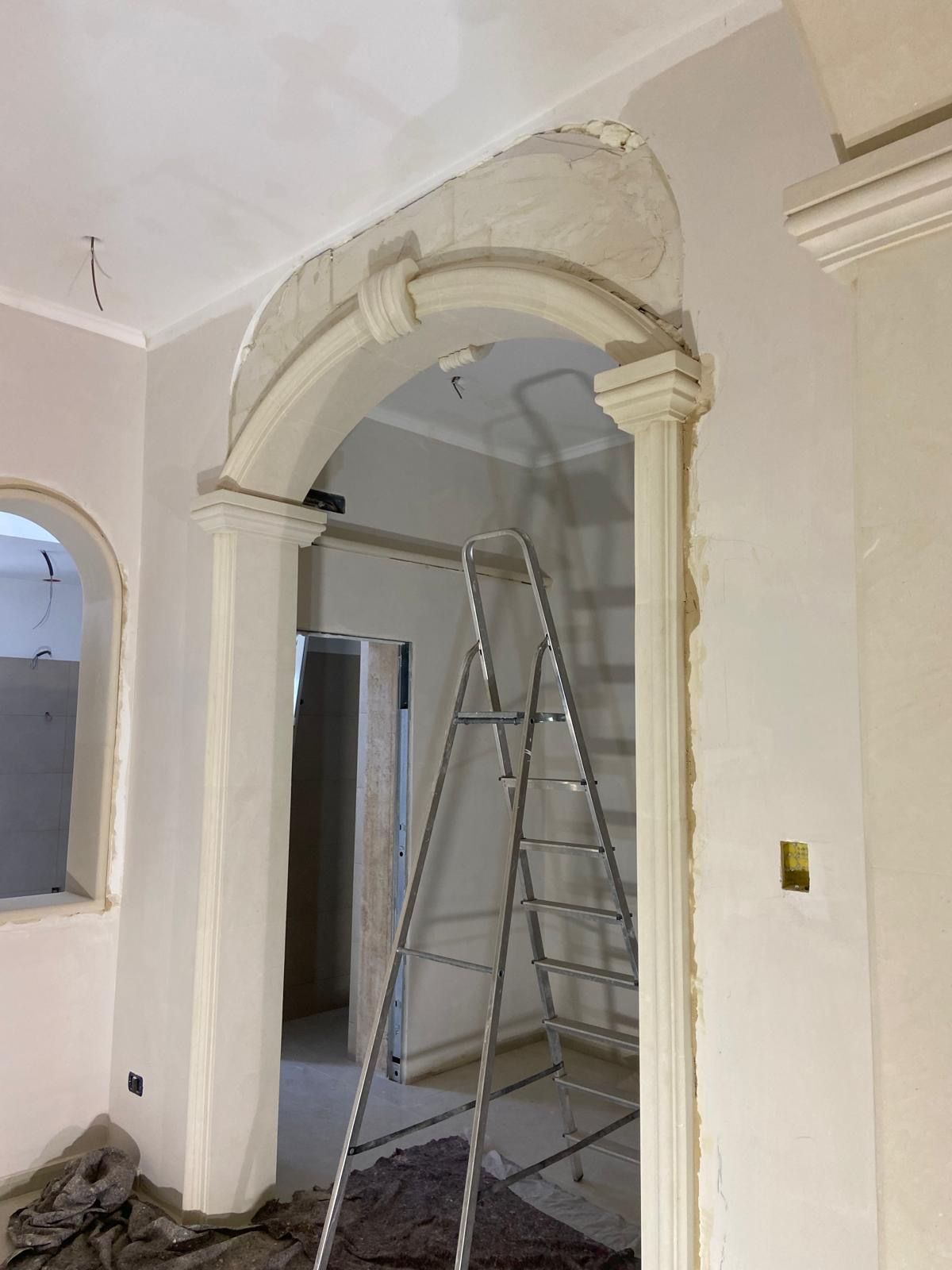 C'è una scala in mezzo alla stanza.