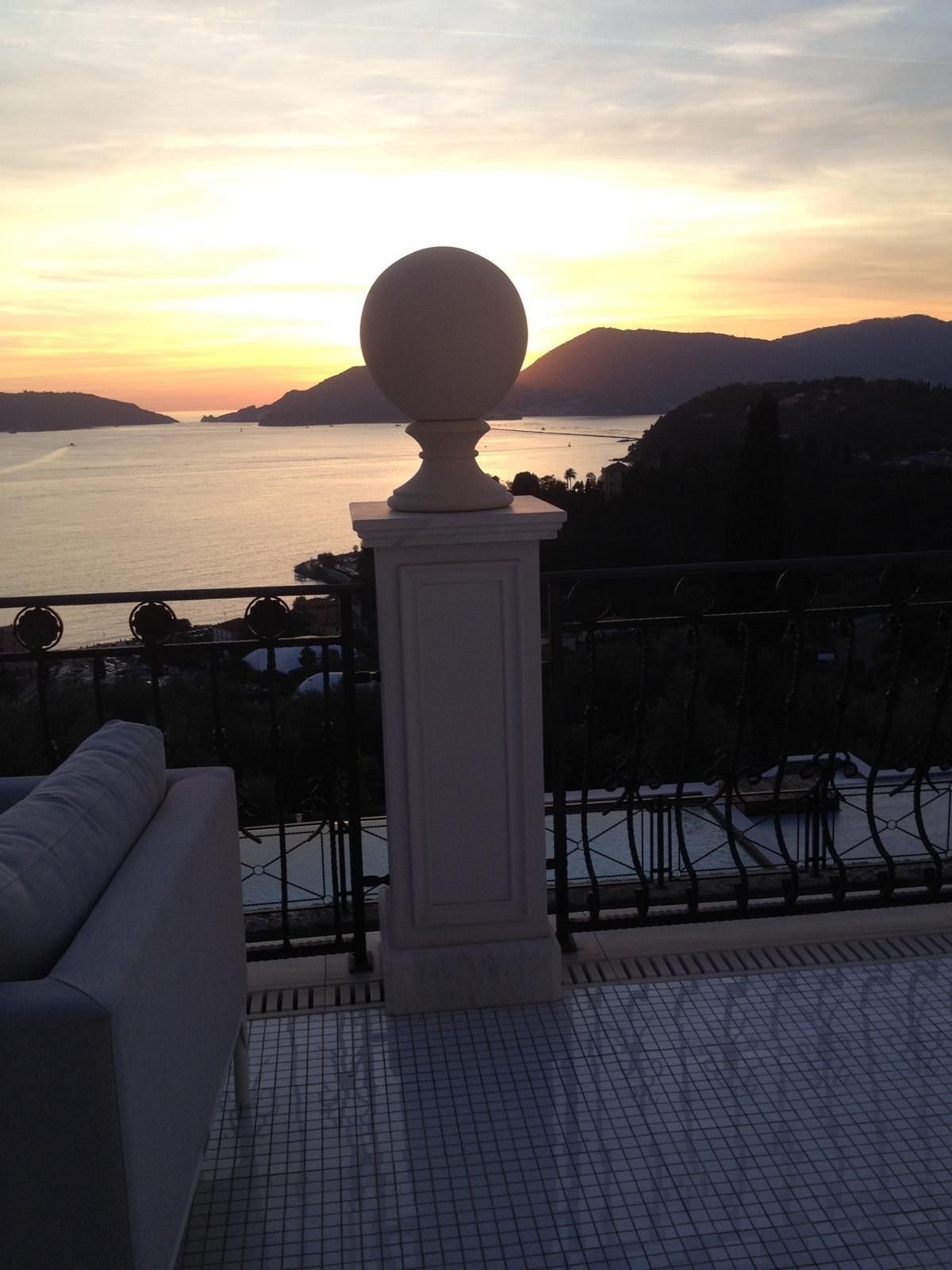 Un balcone con vista sull'oceano al tramonto