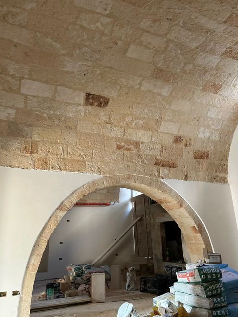 C'è un camino al centro della stanza.