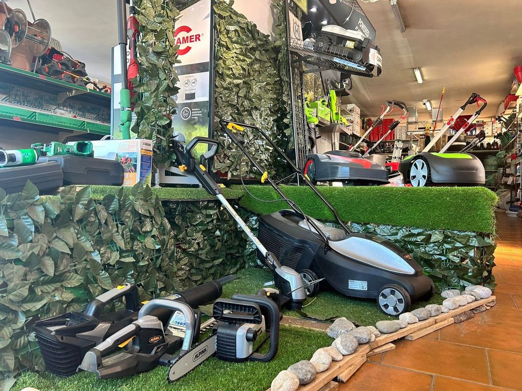 Interno del negozio L'Agraria Riosa con prodotti per giardinaggio e agricoltura