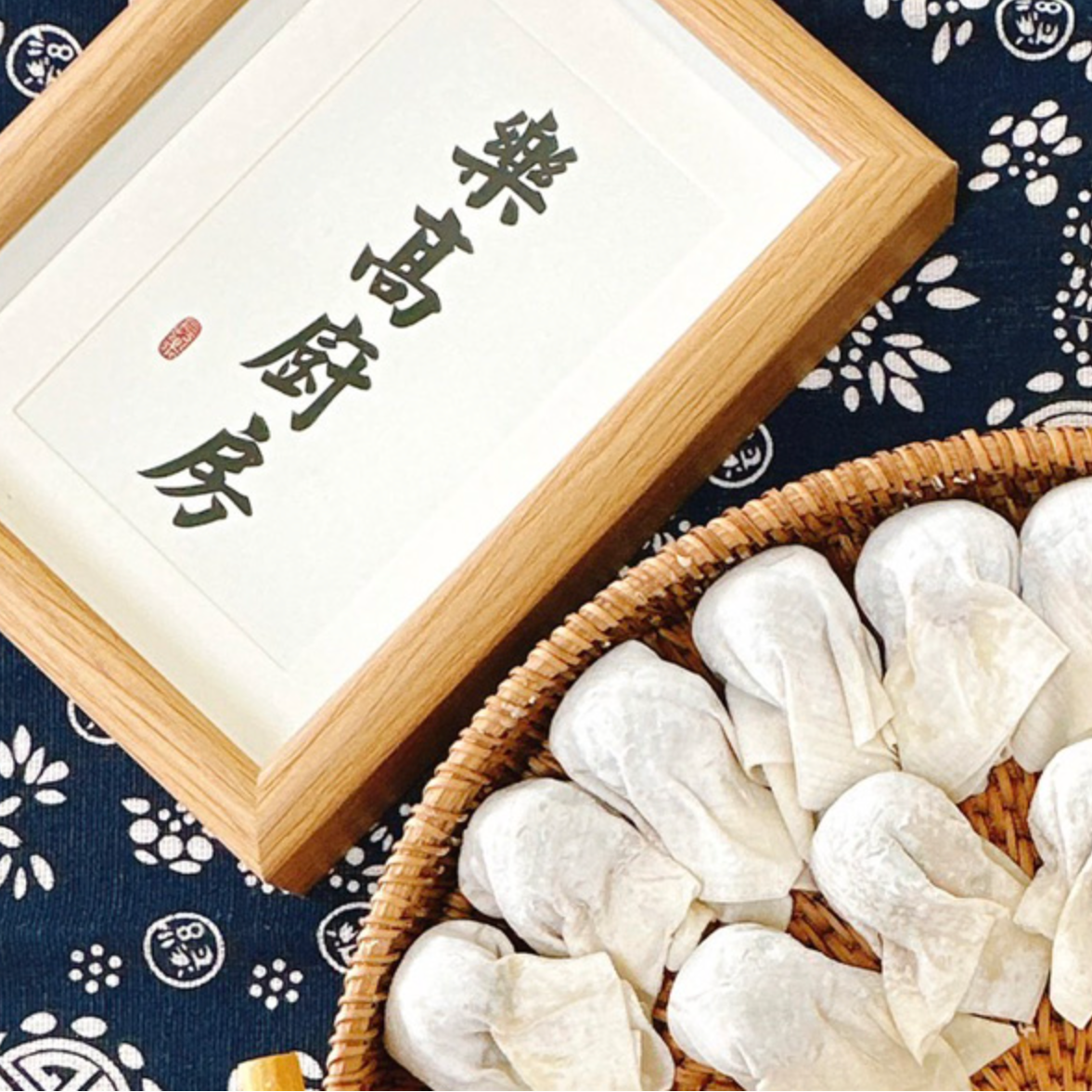 一籃的生鮮餛飩，旁邊有一張帶有中文文字的裱框圖片