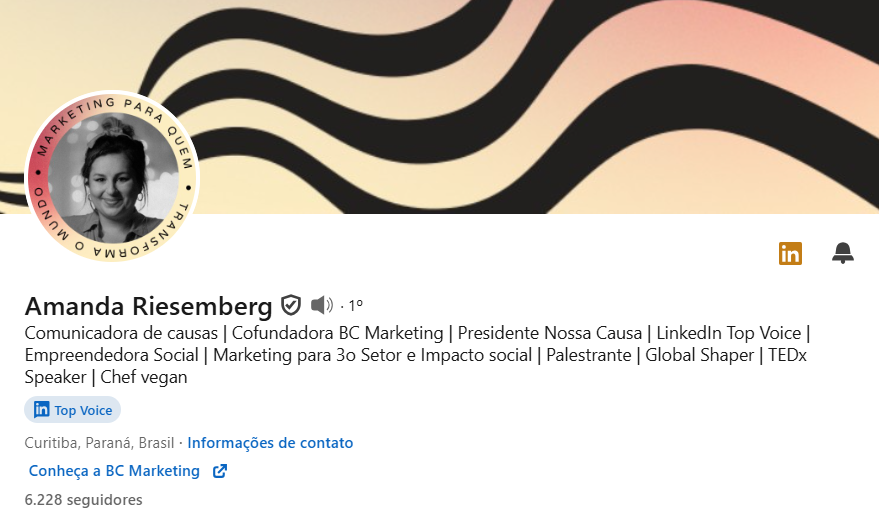 Uma imagem da Amanda Riesemberg, Diretora Executiva da BC Marketing, em um círculo sobre um fundo listrado simulando a foto de perfil, a capa e o cabeçalho do Linkedin dela a fim de ilustrar o marketing pessoal para lideranças do terceiro setor.