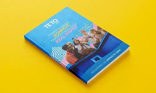 Um livro branco com círculos coloridos está sobre uma superfície azul.
