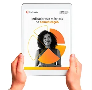 Uma pessoa está segurando um tablet com uma mulher na tela