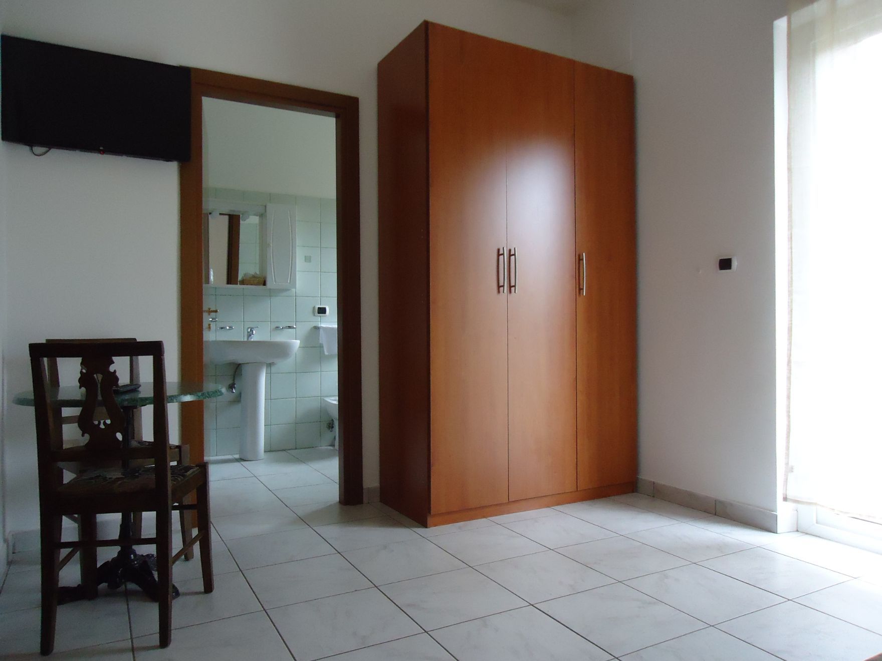 Camera ampia con guardaroba e bagno privato