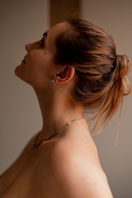 Woman with a smooth, firm neck after neck treatment in Seoul
