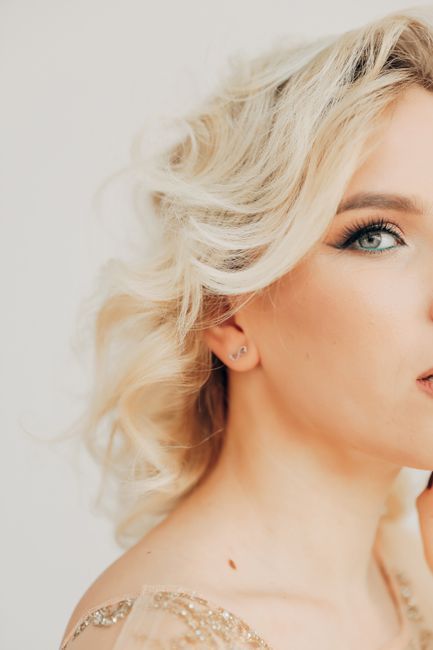 Woman with an even, clear skin tone after tone treatment in Seoul